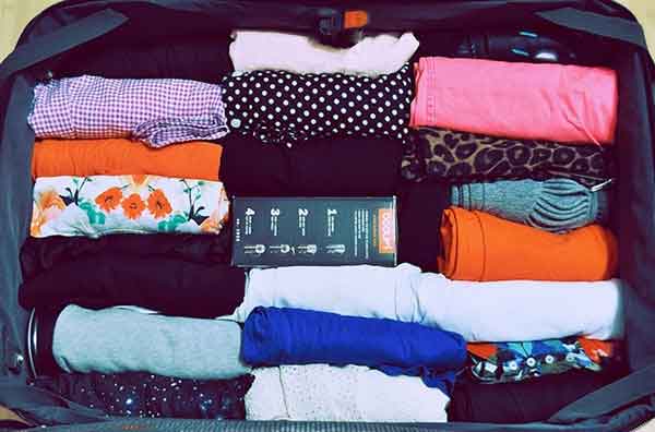 Cuộn quần áo vào vali theo size